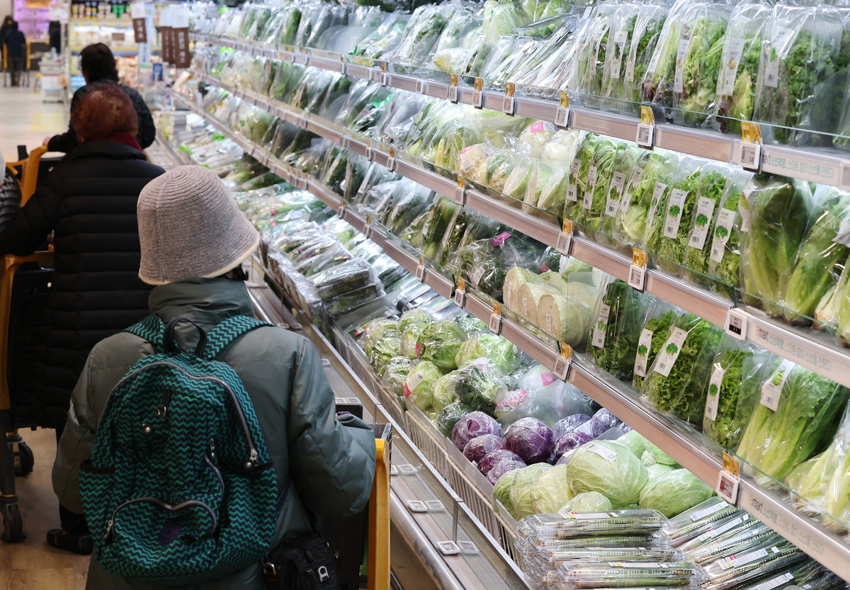 Люди покупают продукты на рынке в Сеуле во вторник (Ренхап)