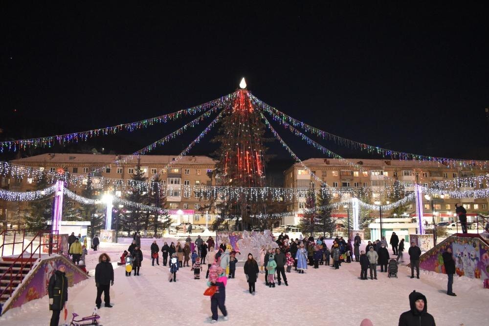 Новогодняя ёлка на площади дворца Металлургов