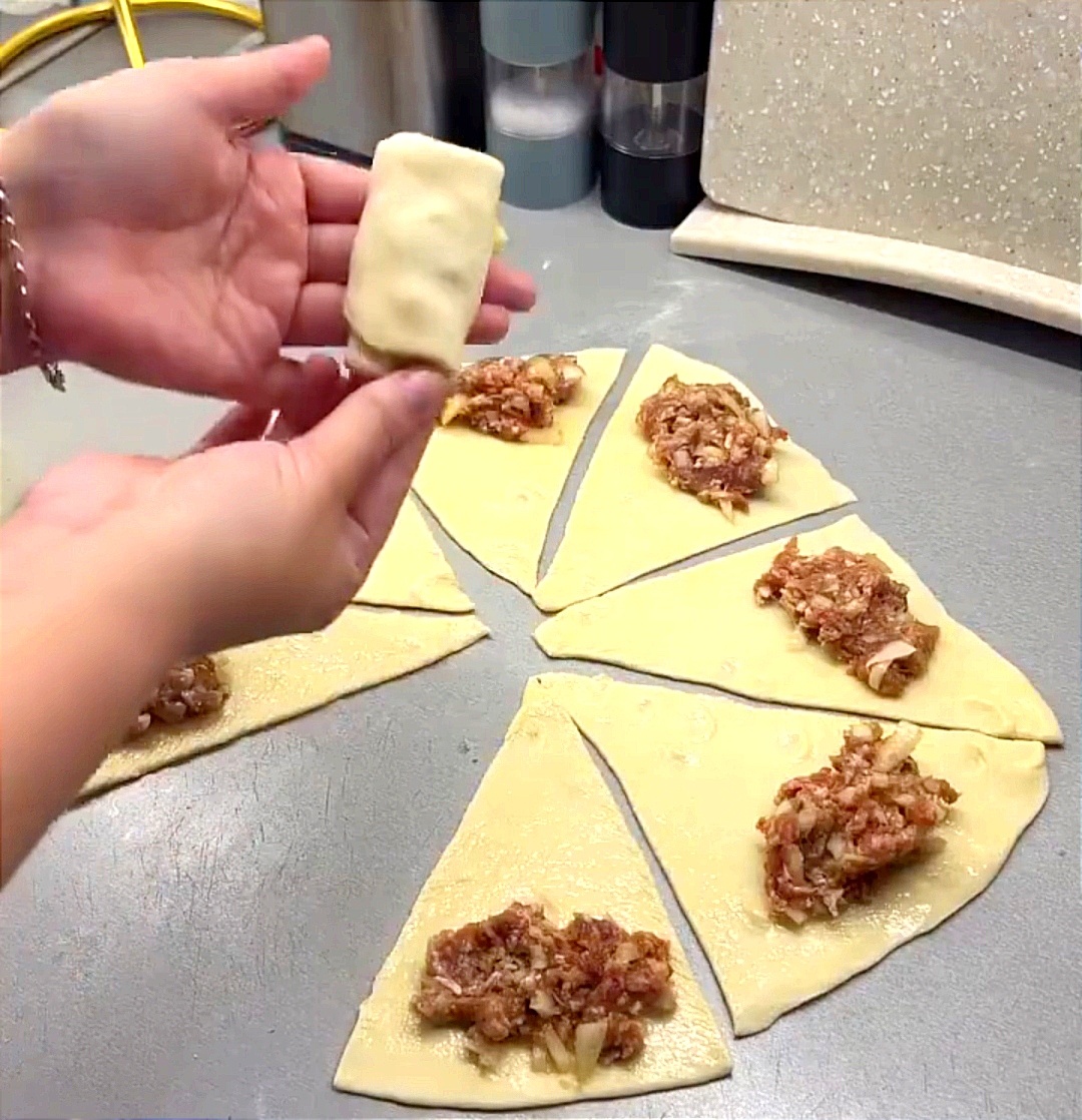 Выложить начинку и свернуть треугольник в трубочку. 