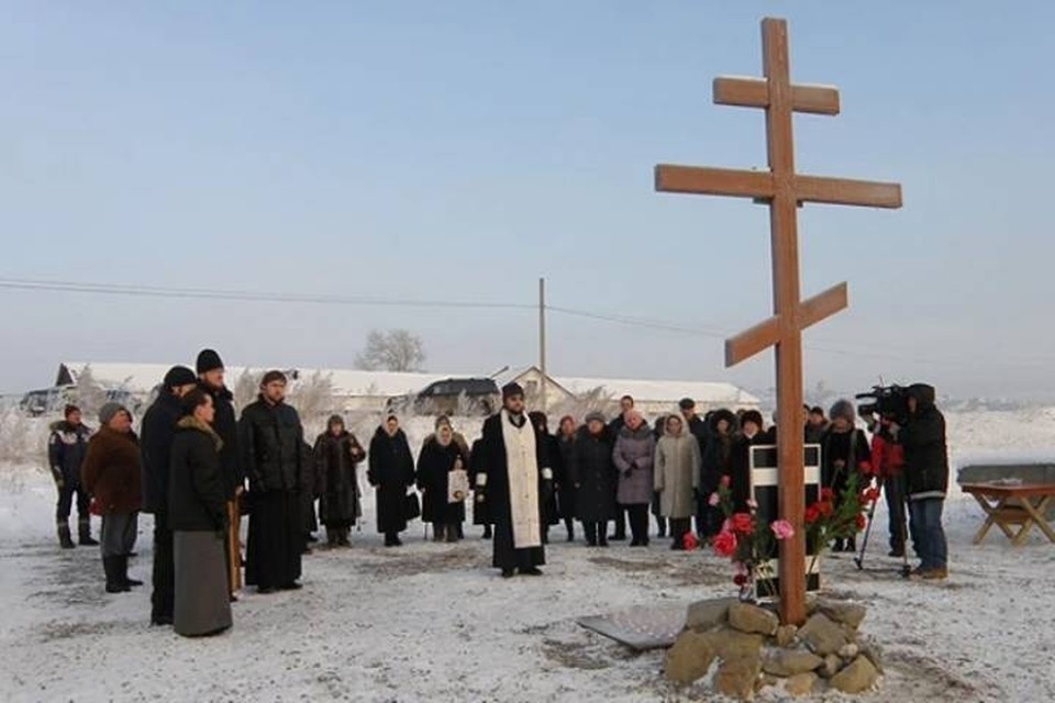    Спустя двадцать лет после случившегося на месте катастрофы была установлена мемориальная доска с именами всех жертв. Фото: Иркутская епархия.