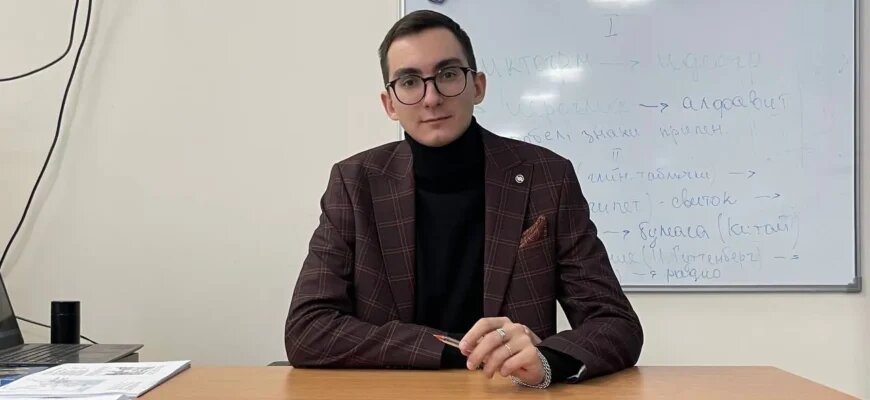 Медиапедагог Иван Юрков в классе.