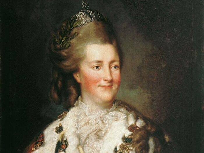 У Екатерины II был большой лоб и узкий острый подбородок. 