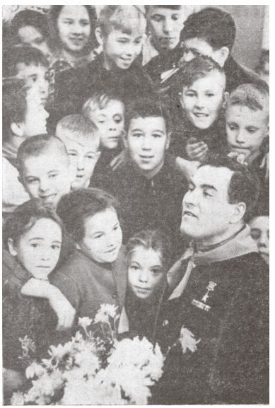 Герой Советского Союза Михаил Девятаев побывал в гостях у зеленодольских пионеров в ноябре 1962 года. Фотографию во Дворце культуры «Родина» сделал фотокор «Зеленодолки» Б.Аксёнов