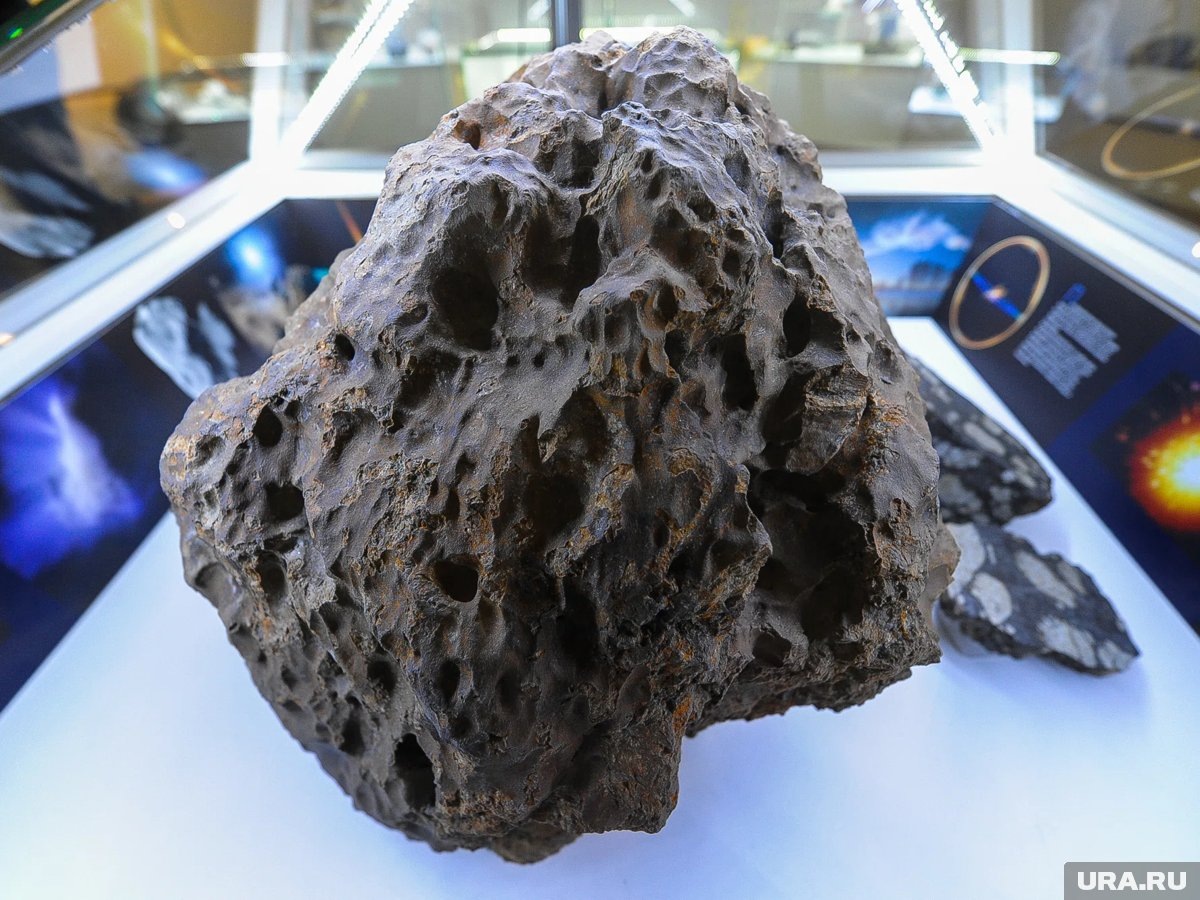     Осколок метеорита хранится в Челябинском музее