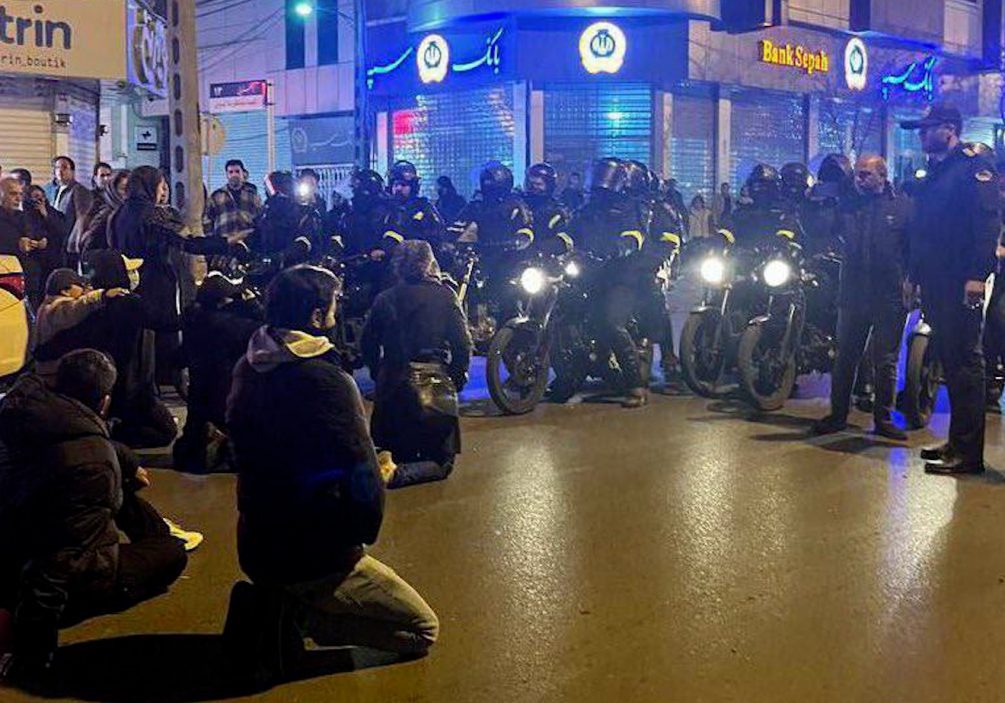   Типичный майданные технологии - сначала на коленях перед силовиками, а потом "неизвестные снайперы" расстреляют "небесную сотню". Фото: соцсети