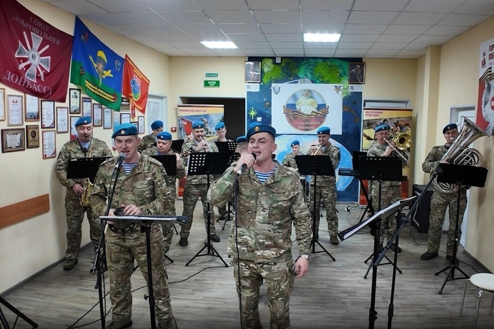    В Донецке псковские десантники поздравили учащихся одной из школ с Новым годом. Фото: Минобороны России