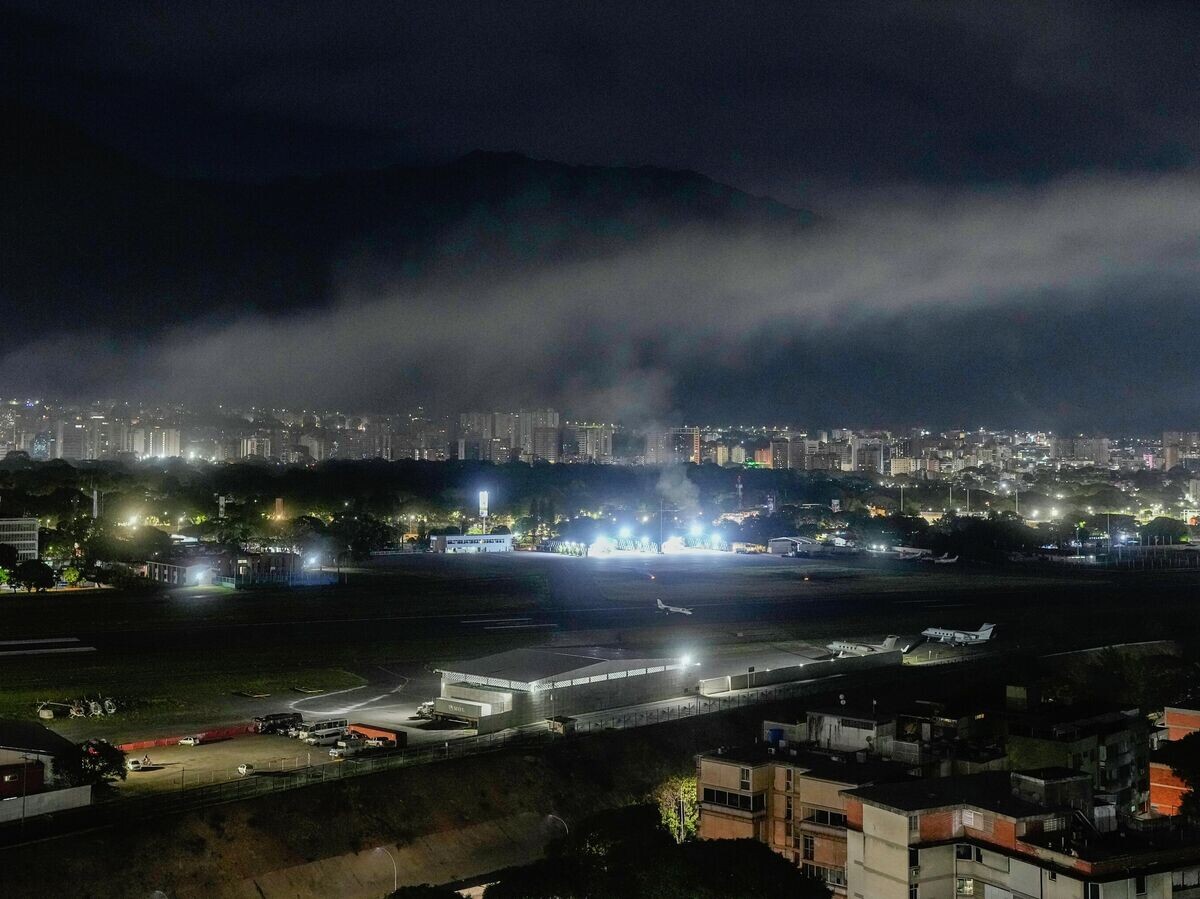    Дым на месте взрыва над аэропортом Ла-Карлота, Каракас | © AP Photo / Matias Delacroix