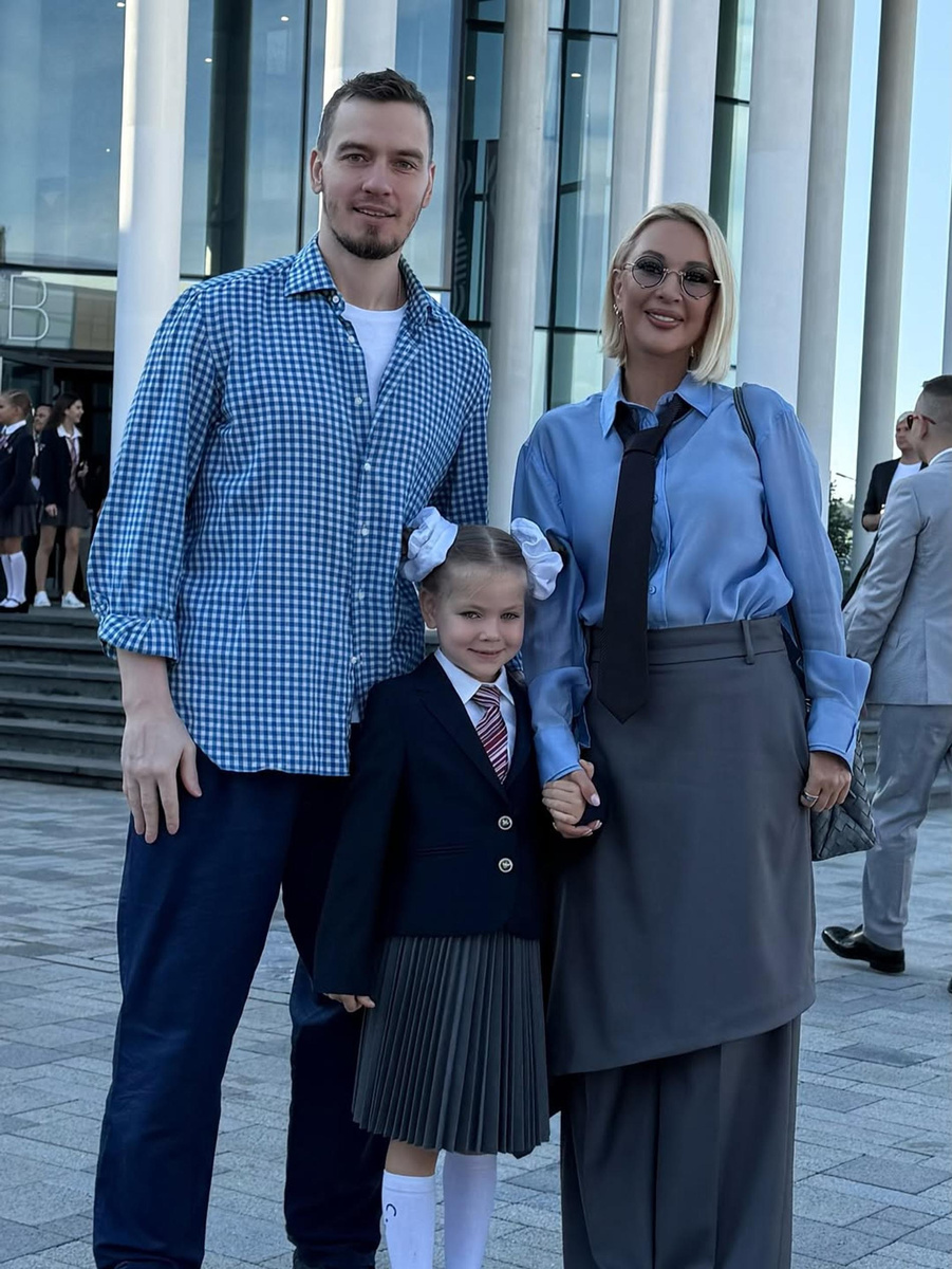    Лера Кудрявцева с мужем и дочерью. Фото: Инстаграм (запрещён в РФ) @leratv