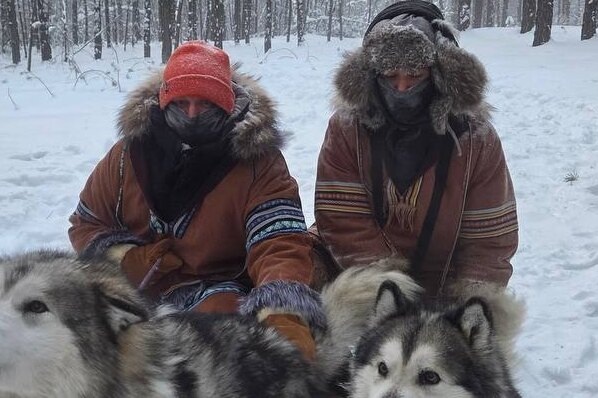     «Прошлись по всем якутским трендам»: Павел Воля показал, как его сын забивал бананом гвоздь в 48-градусный мороз