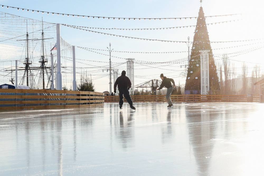    Каток на Адмиралтейской площади в Воронеже. / Фото: t.me/petrin_vrn