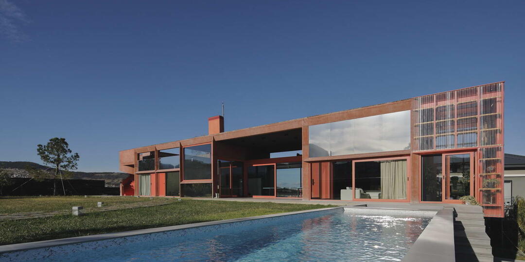 Субботний калейдоскоп: Дом с центральным двориком в Подмосковье, Дом в Грузии и ещё два современных дома