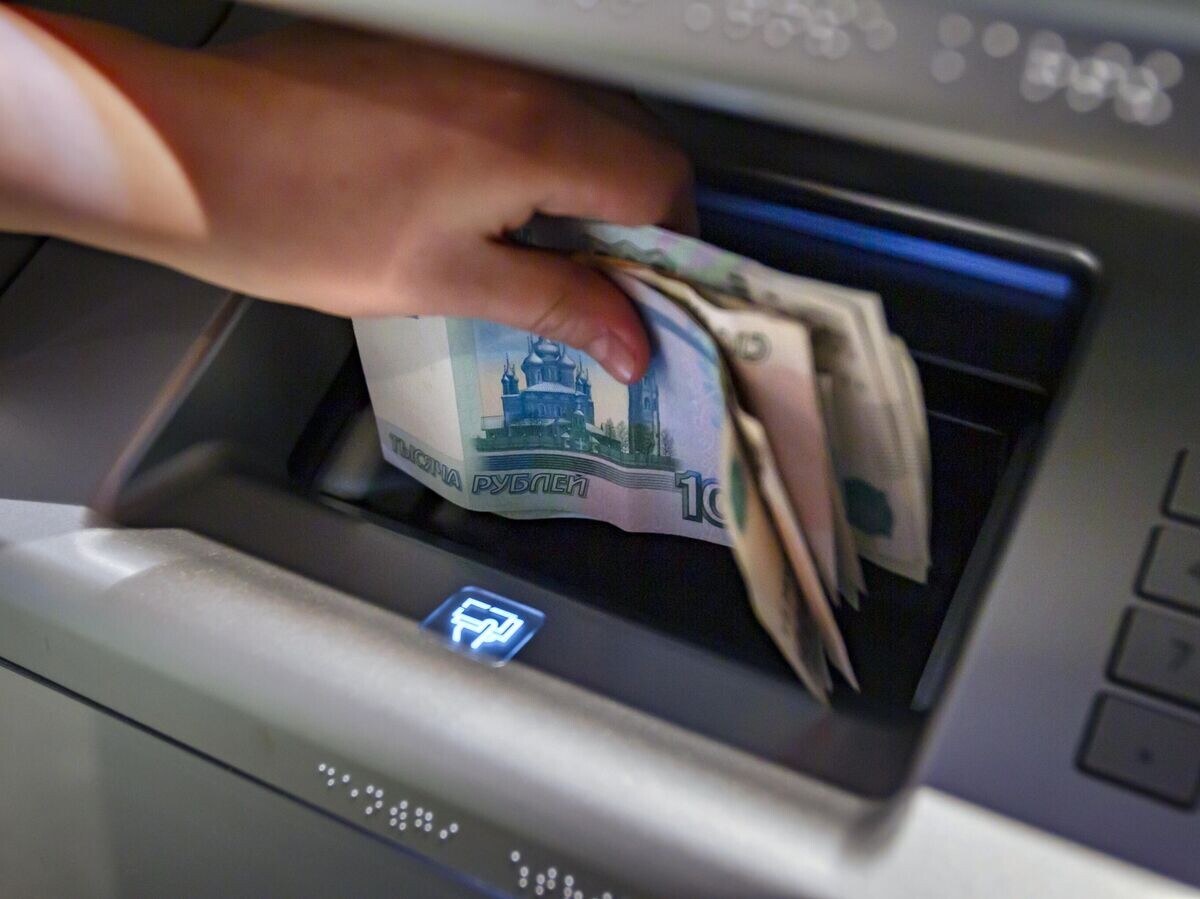    Посетитель кладет деньги на банковский счет в банкомате | © РИА Новости / Мария Девахина