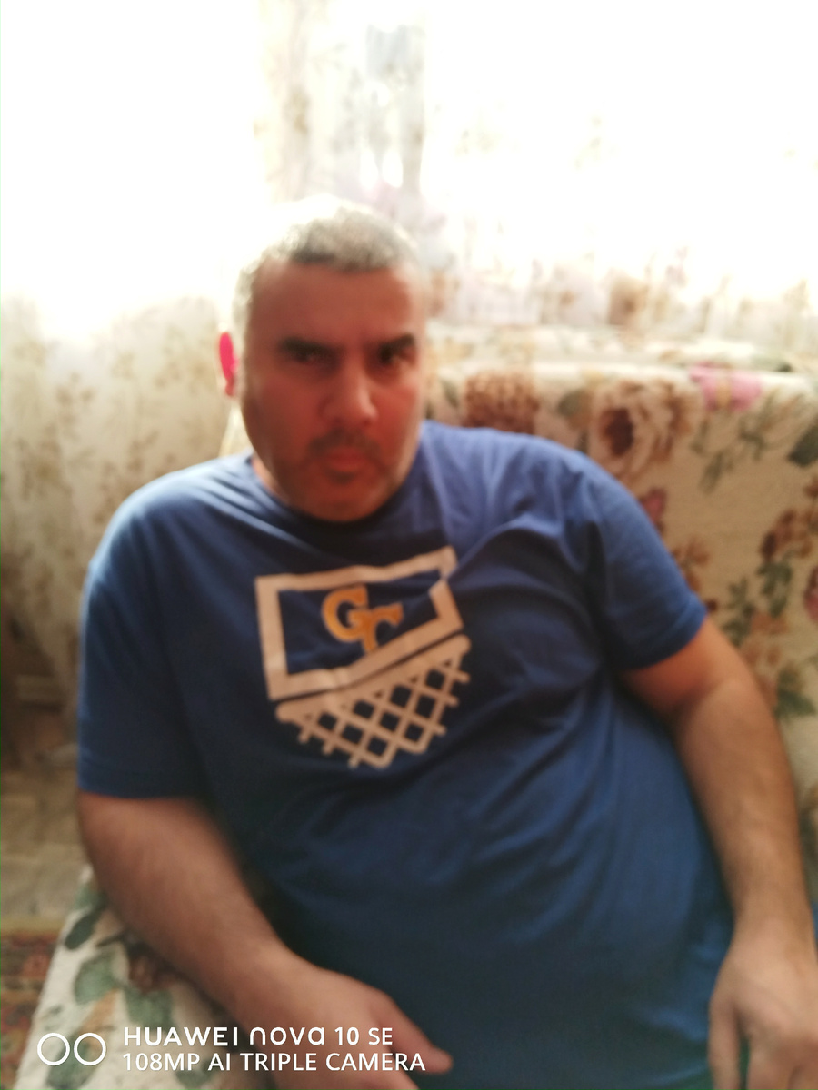 Придуривается.