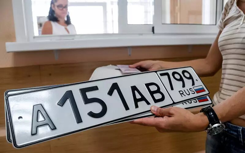    «Красивые» знаки делят на несколько уровней престижа. Самый простой вариант – «симметричные», где первая и третья цифры совпадают. Предполагаем, что он будет стоить тысяч 50 рублей. А 007 или 666 – несколько миллионов рублей.