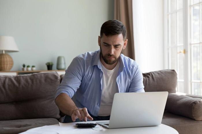 Составьте список обязательных расходов в январе. Фото © Shutterstock / FOTODOM / fizkes