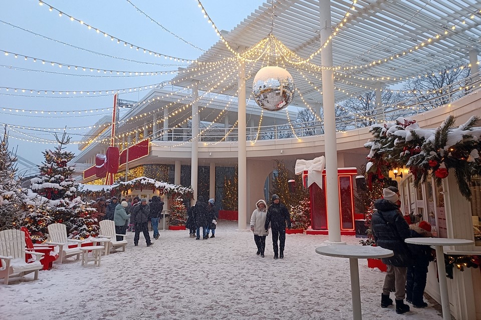    Каток в этом сезоне сделали у главного входа в парк Горького. Там поставили новогодний экспресс, красивые кафе, обустроили фотозону Александра БУДАЕВА