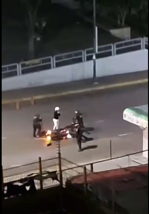 Венесуэльские силовики задерживают всех, кто оказался в момент нападения рядом с объектами критической инфраструктуры. Стоп-кадр видео очевидца.