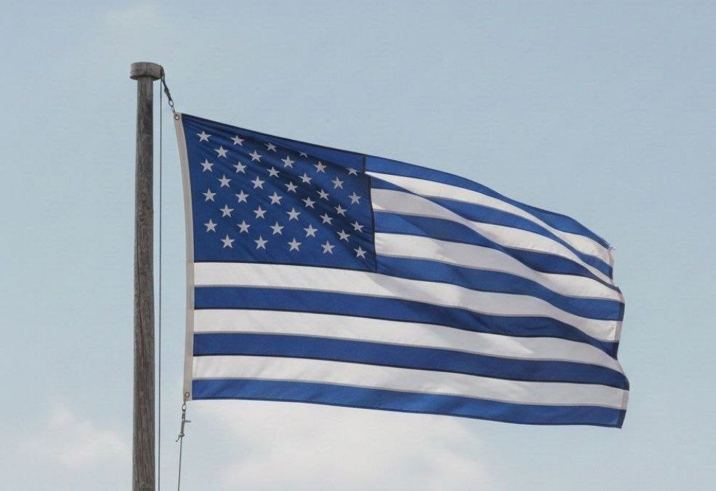 Флаг США, лишенный кровавого красного цвета.