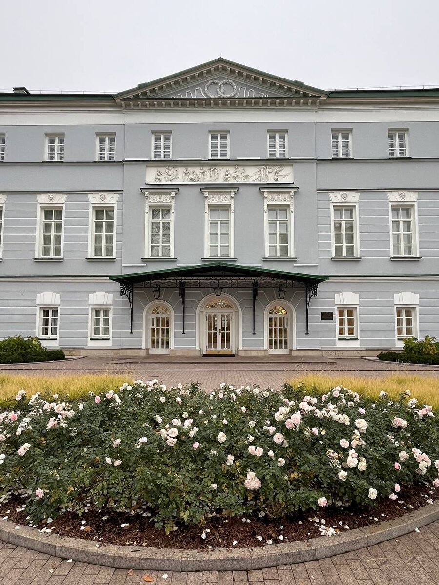 Парадный вход усадьбы Бобринских