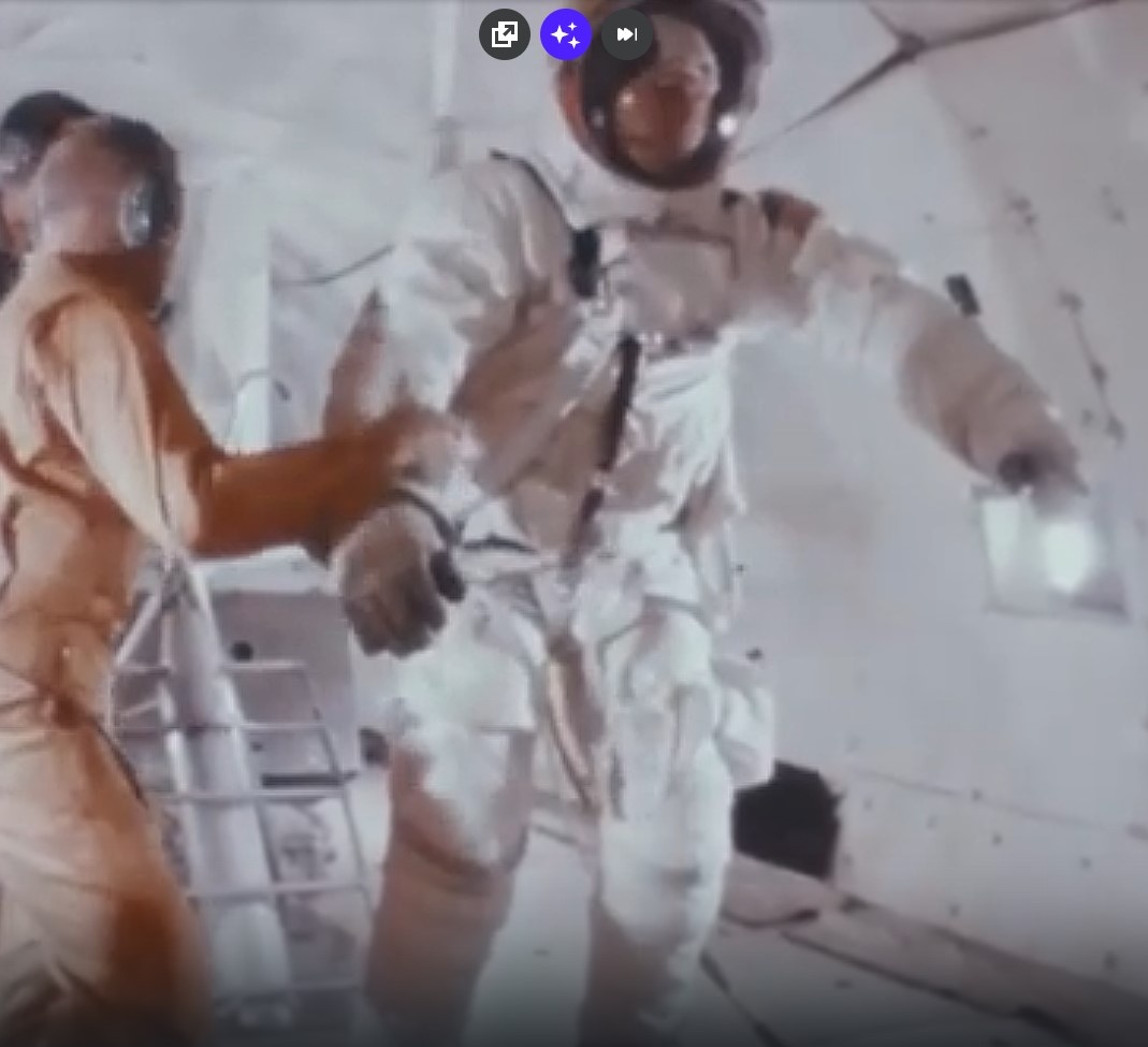 Нил Армстронг при 1/6 гравитации ходит, как ребёнок, пытающийся научится ходить. Ноги проскальзывают, он крайне медленно и осторожно пытается пойти. От постоянных падений его спасают ассистенты, придерживая за руки и всё остальное, за что успеют схватить.