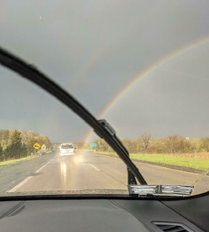 Двойная радуга на дороге.