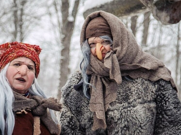     Гости праздника ловили щуку, катались на метле Бабы Яги, тянули репку, ловили козлят. Фото: пресс-служба Новгородского музея-заповедника