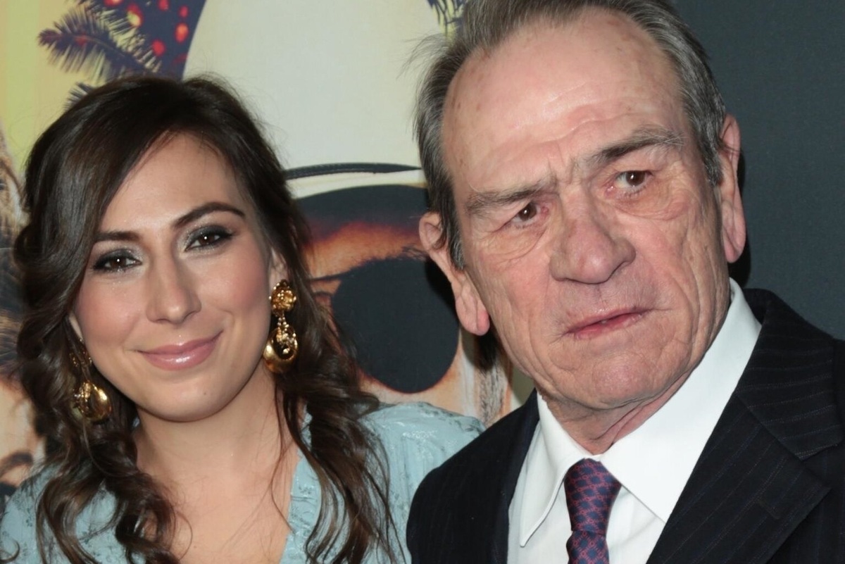     «Трудное время»: Томми Ли Джонс сделал заявление после скоропостижной смерти 34-летней дочери в отеле