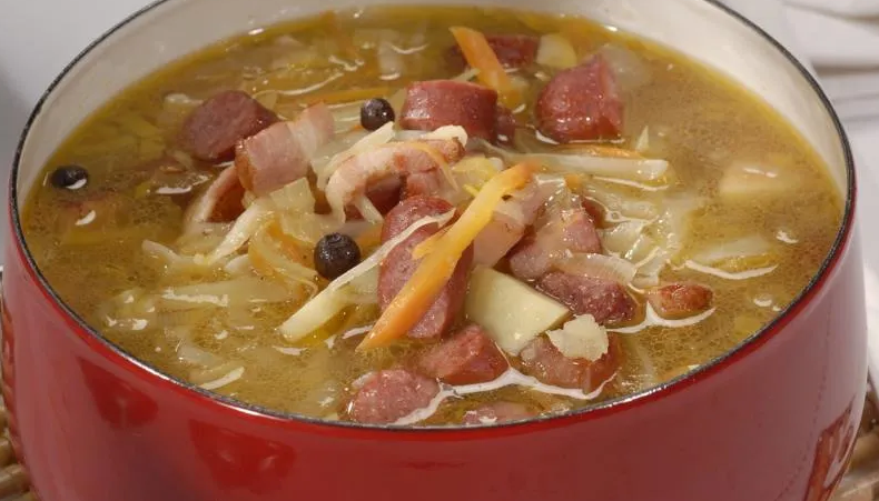 Домашние щи с квашеной капустой и колбасками: согревающий суп для холодных дней