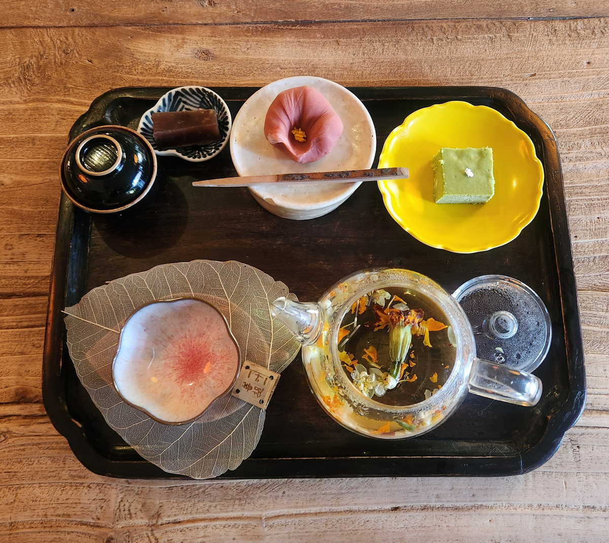 Чайный набор «Nomad Tea Set» от T.Nomad, включающий фирменный цветочный чай и сладости (Ли Чон Чжу/The Korea Herald)