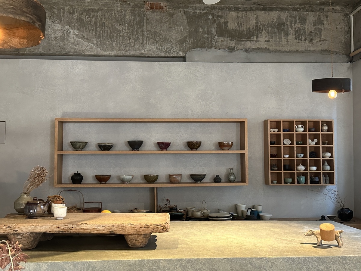 Интерьер T.Nomad, отделанный 150-летним деревом и камнем из Южной Кореи (Ли Чон Чжу/The Korea Herald)