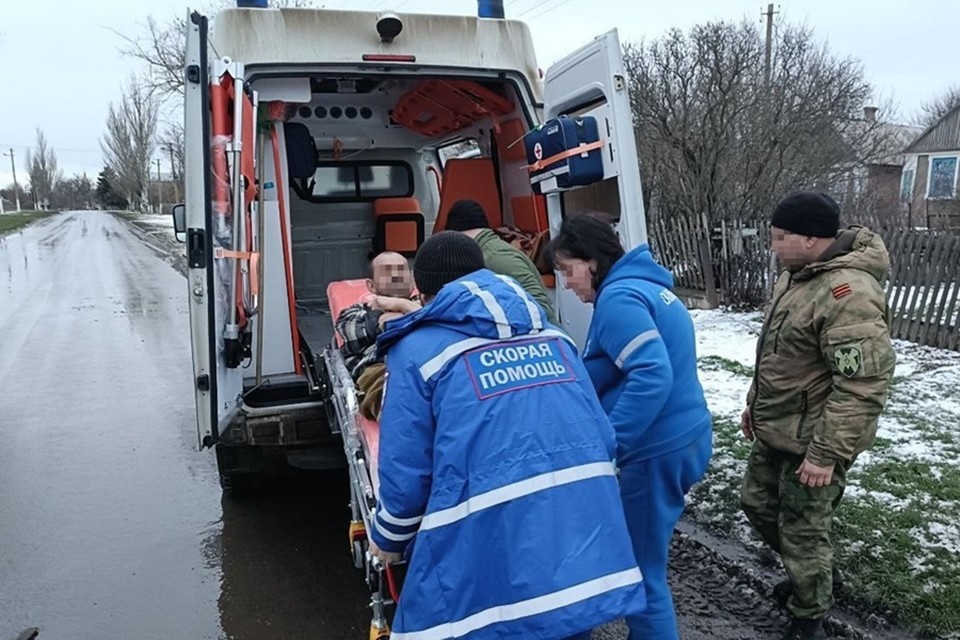    В ДНР росгвардейцы спасли мужчину, который чуть не утонул в ледяной воде. Фото: Росгвардия