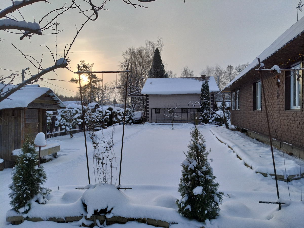 Желтое солнце и снежная лужайка перед нашим домом на даче 01.01.2026.