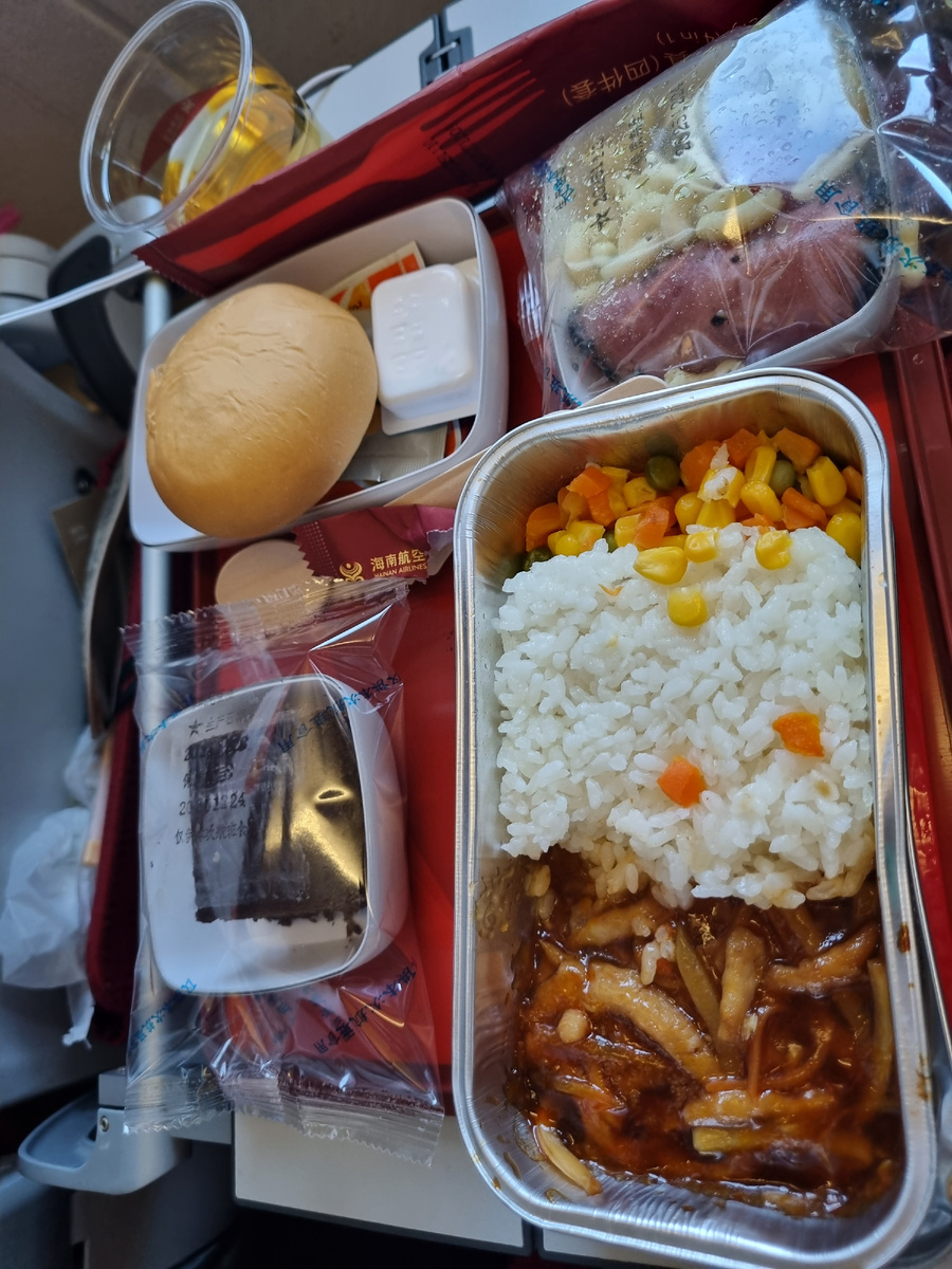 Вот так выглядела курочка. Соус безумно вкусный, кисло-сладкий, с нотками неизведанности, как будто из тысячи ингредиентов