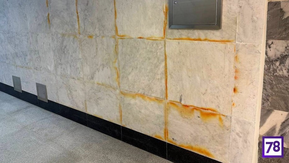    Подтёки на стенах перехода между "Кировским заводом" и "Путиловской" Автор фото: 78.ru