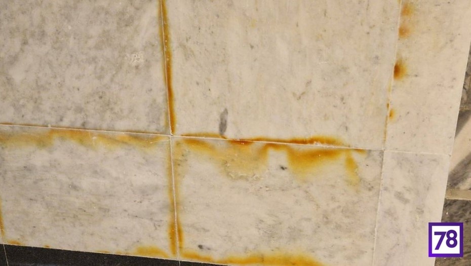    Подтёки на стенах перехода между "Кировским заводом" и "Путиловской" Автор фото: 78.ru