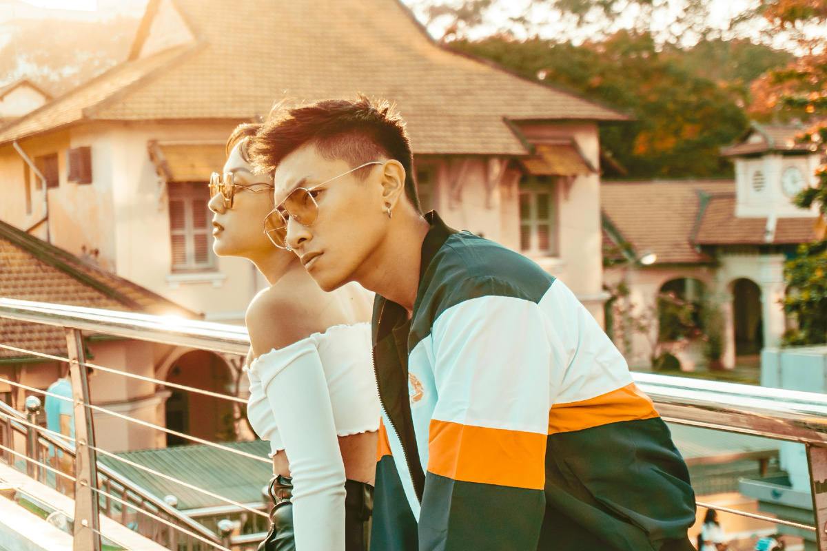 Пара на городской террасе — мужчина и женщина рядом, спокойные и уверенные, символ уважения к чувствам, принятия эмоций и права быть собой в отношениях