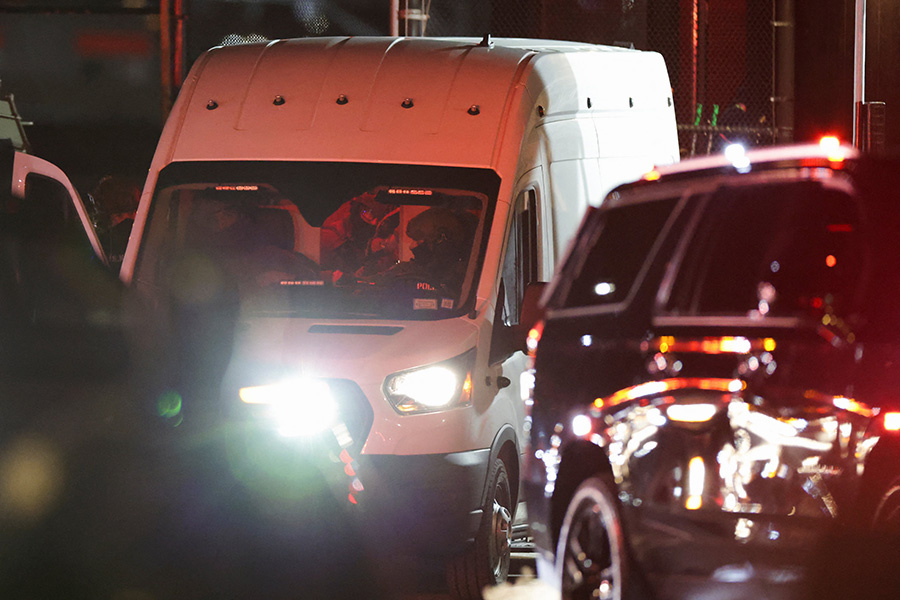 Jeenah Moon / Reuters📷Автомобиль, в котором находятся Николас Мадуро и его жена Силия Флорес, вертолётная площадка Вестсайд в Нью-Йорке, США