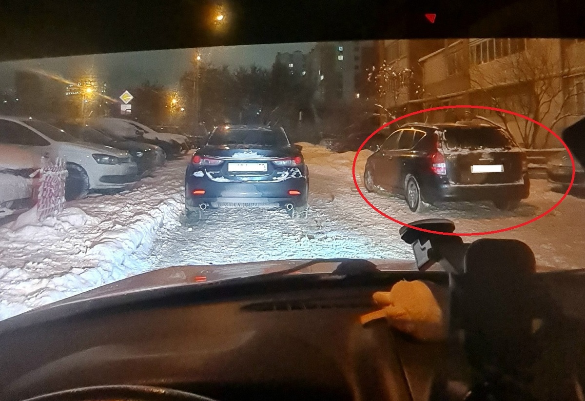 Автомобиль явно на тротуаре, этот автомобиль могут эвакуировать несмотря на то, что бордюрного камня не видно.