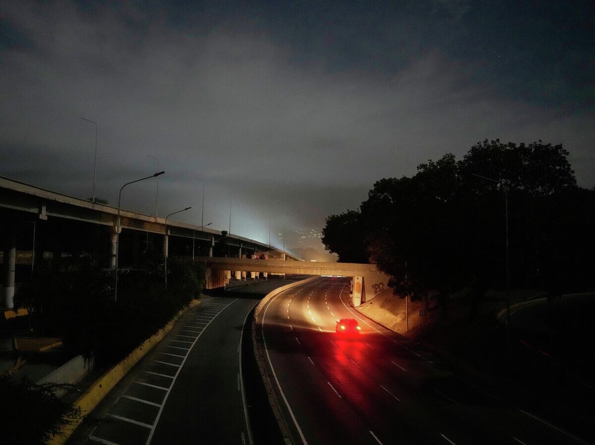    Автомобиль едет по автомагистрали рядом с главным военным гарнизоном в Каракасе, Венесуэла | © AP Photo / Matias Delacroix