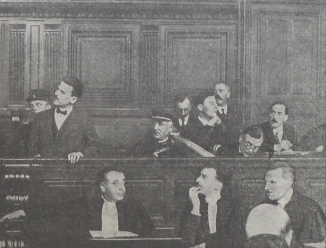 Судебный процесс над Шварцбардом, Париж, октябрь 1927 года. Шолом Шварцбард выступает в суде. Рядом с ним Анри Торрес, его адвокат. Контекст: Шолом Шварцбард убил Симона Петлюру 25 мая 1926 года. Он полностью признал свою вину. Судебный процесс был связан с обвинениями Петлюры в организации погромов на Украине в 1919–1920 годах, в ходе которых Шварцбард потерял всех 15 членов своей семьи. Шварцбард был оправдан.