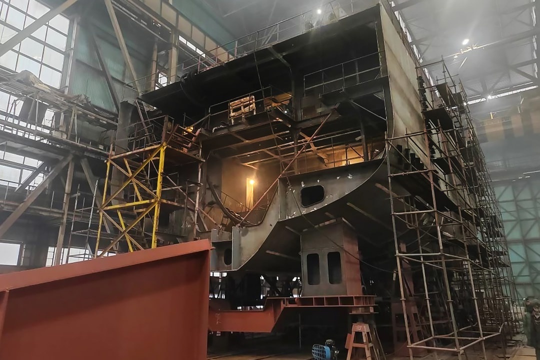 На уникальных краболовах-живовозах "Белуха" и "Кашалот" формируются ледостойкие судовые корпуса / Фото: Концерн "Калашников"  📷
