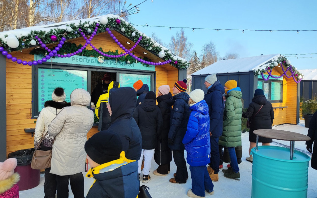  Гости пельменного фестиваля на площади у ярмарочного домика. Фото: Карина Пырина