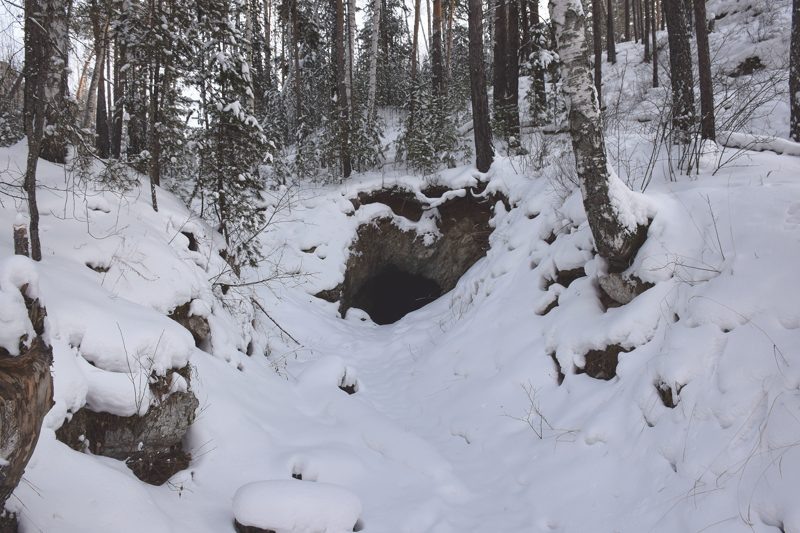 Сфотографировать вход в Золотую штольню зимой - та еще задача для телефона, черный зев штольни на белом фоне, это звучит как вызов для фотокамеры