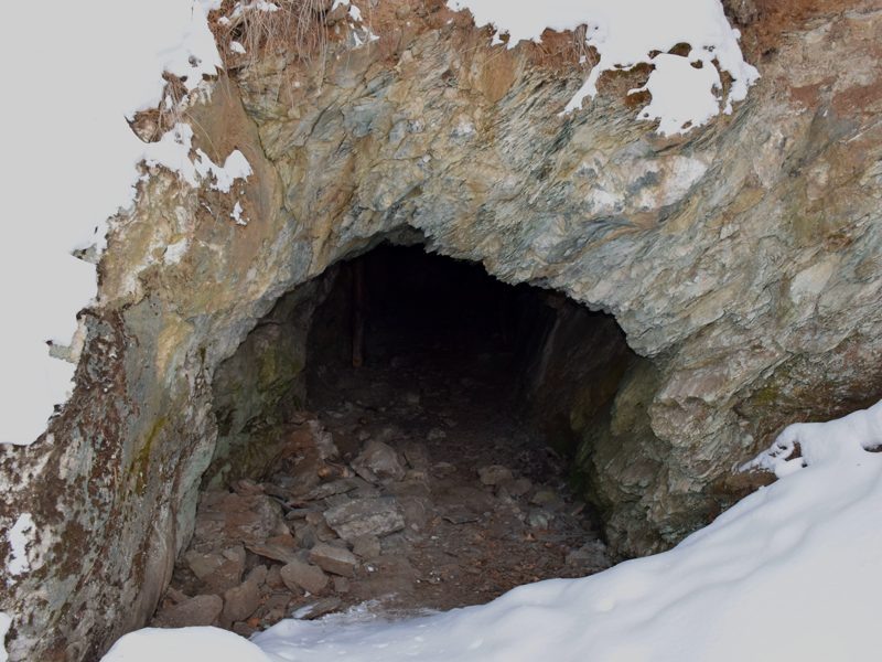 Как бы не было далеко, ноги все таки не вывели и вывели к Золотой штольне