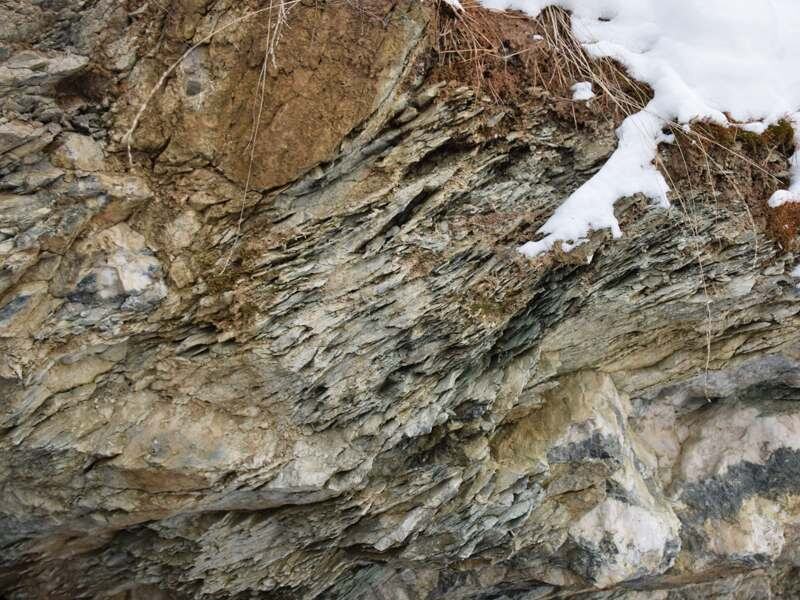 Потолок входа в штольню за 100+ лет, заметно подвергся сильной эрозии