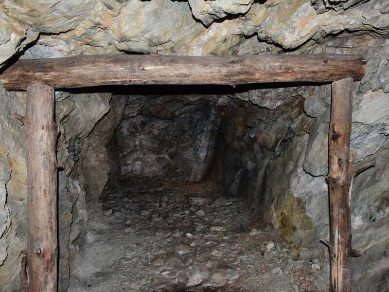 Насколько нужны эти круглые палки - непонятно, вероятно держат скалу, чтобы та не упала