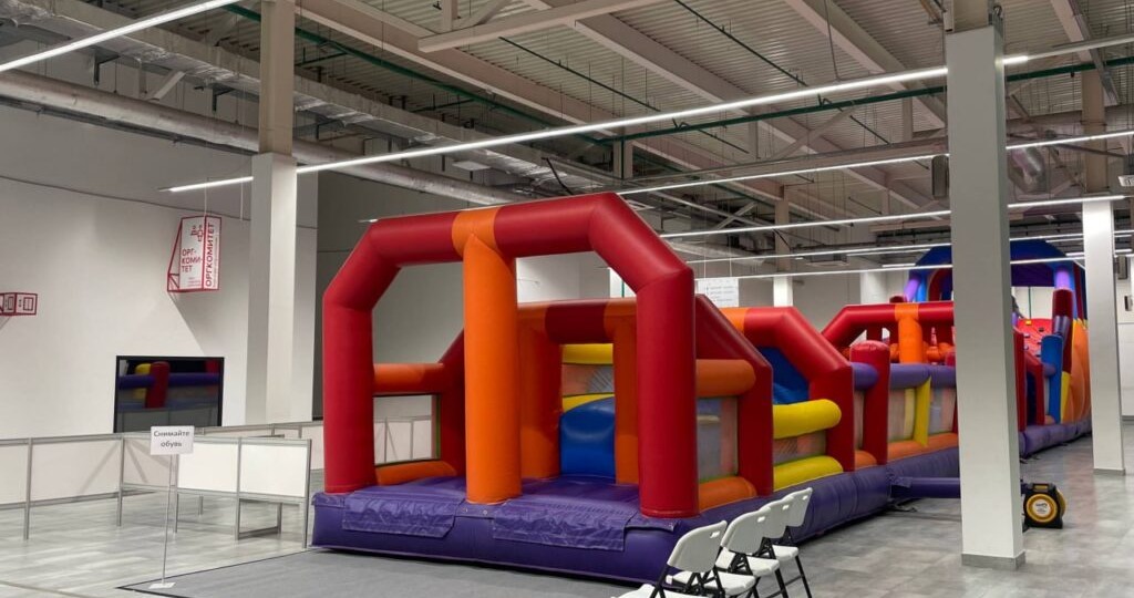 У «Экспо катка» появилась игровая зона с батутами