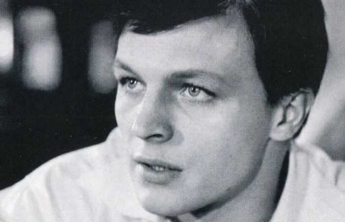 В молодости был хорош.