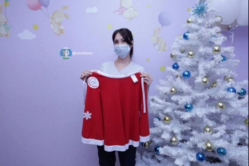    Пресс-служба минздрава Свердловской области. Новогодний костюм для новорожденного