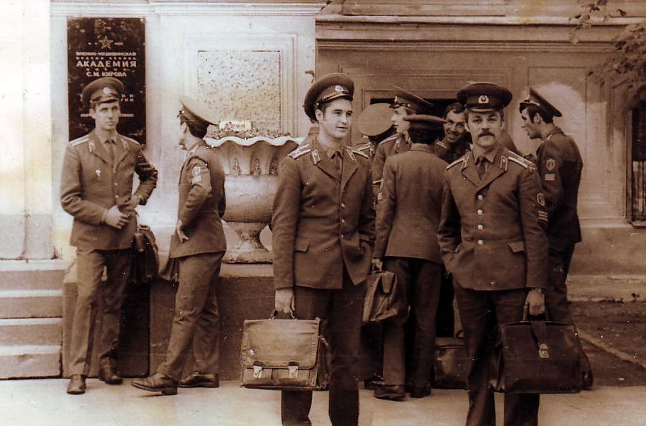 На переднем плане фотографии герои повествования: Майкл и Дэс.